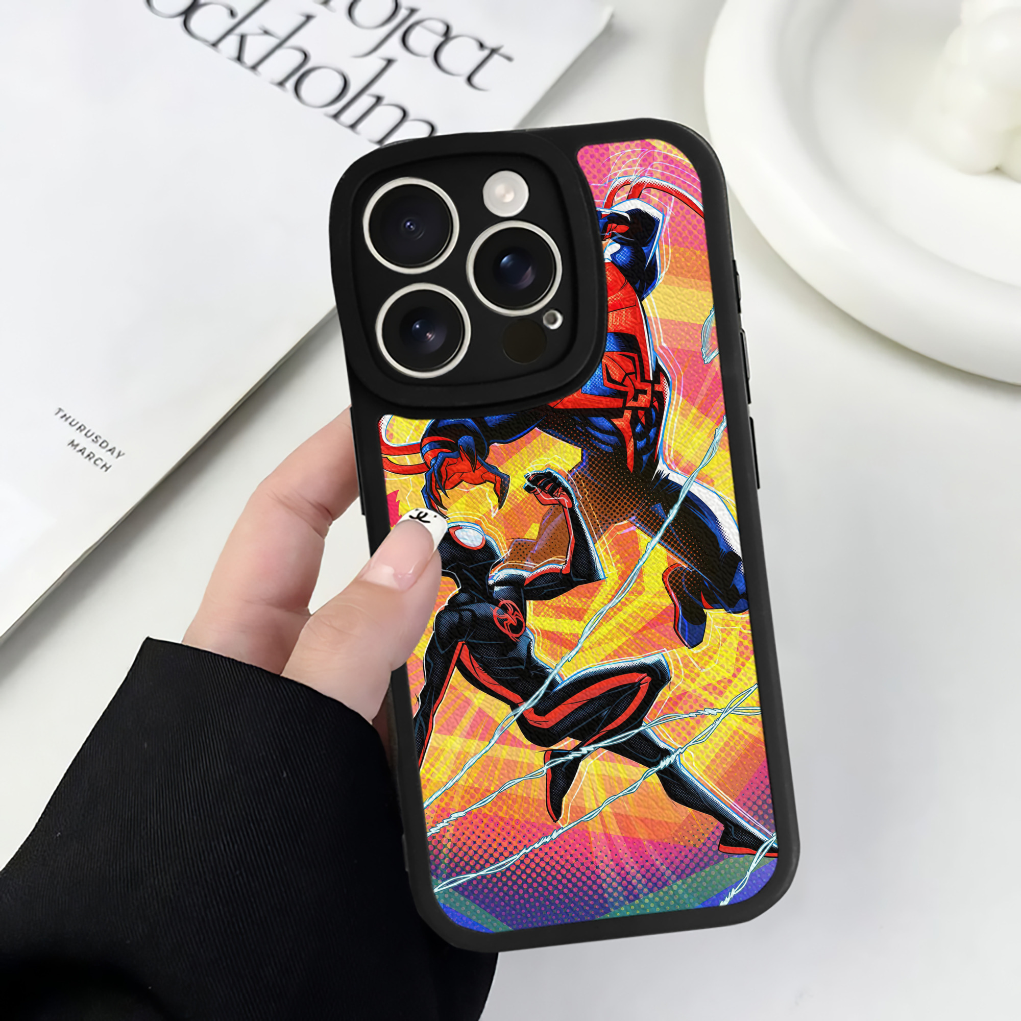 Spider Man スパイダーマン 【iPhone 16シリーズ対応】シリコンスマホケース（レザー調） 材質：シリコン